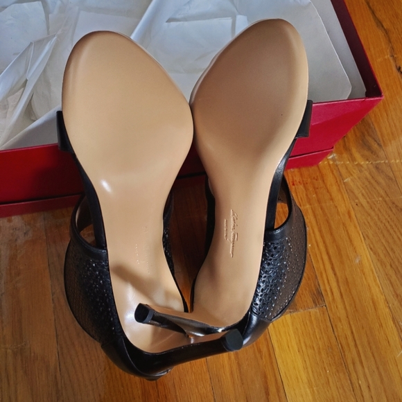 Authentic Salvatore Ferragamo Pacella Black Leather T-Strap Sandals Heels Sz 6B - Picture 10 of 15